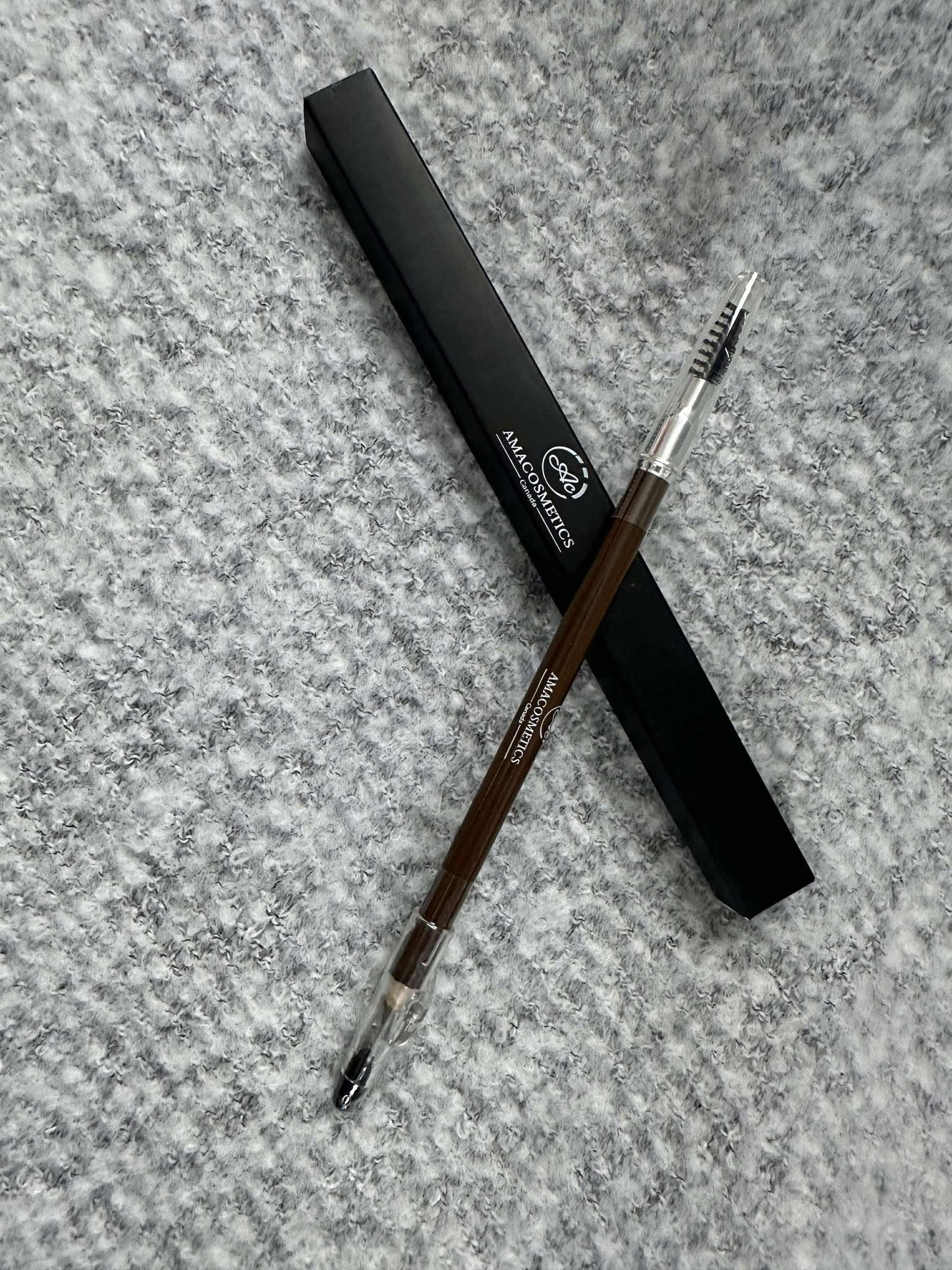 CRAYON PRÉCISION 3 EN 1 AMACOSMETICS – Sourcils & Yeux | Precision 3-in-1 Brow & Eye Pencil